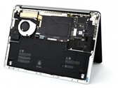 Surface Laptop 7 的内部很容易接近。(图片：iFixit）