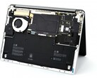 Surface Laptop 7 的内部很容易接近。(图片：iFixit）