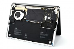 Surface Laptop 7 的内部很容易接近。(图片：iFixit）