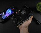 eGPU 的电源几乎与设备本身一样大。(图片来源：ETA Prime）