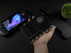 eGPU 的电源几乎与设备本身一样大。(图片来源：ETA Prime）