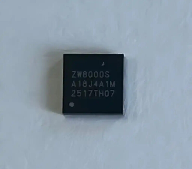 中国移动开发的北斗通信融合芯片 ZW8000s 的照片。(图片来源：via ITHome）