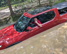 Rivian R1T 在深水中跋涉（图片来源：Il Babbuino/X）