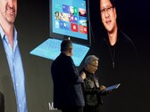黄晓明接受 Surface RT：背后是 2012 年发布会的照片。