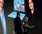 黄晓明接受 Surface RT：背后是 2012 年发布会的照片。