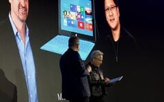 黄晓明接受 Surface RT：背后是 2012 年发布会的照片。