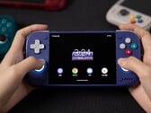 Retroid Pocket Nova 是一款基于 Android 系统的掌上设备。