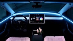 Star Ring Tesla 灯光套件为 Tesla 3 和 Y 电动汽车增添灯光效果和安全功能。