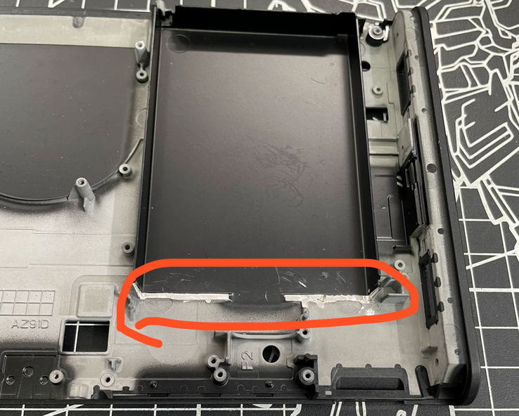 Switch 2 上为安装新电池而需要切割的部件区域