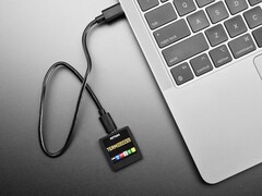 TermDriver 2 USB 转串行适配器，可在内置显示屏上显示实时串行数据