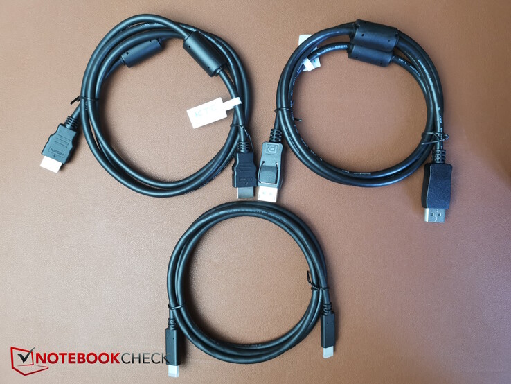 附件包括 HDMI、DisplayPort 和 USB-C 电缆