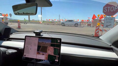 FSD 12 在道路施工中穿行(图片:Sawyer Merritt/X)