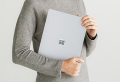 消费版 Surface Laptop 6 的性能可能会超过 &quot;商务 &quot;版，如图所示。(图片来源：微软）