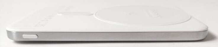 电源按钮位于左侧边缘。