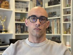 Brilliant Labs Halo 人工智能眼镜配有 0.2 英寸微型 microOLED 抬头显示器(图片来源:Brilliant Labs)