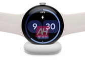 充电器上的 "Pixel Watch 4"。(图片来源：Android Headlines）