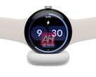 充电器上的 "Pixel Watch 4"。(图片来源：Android Headlines）