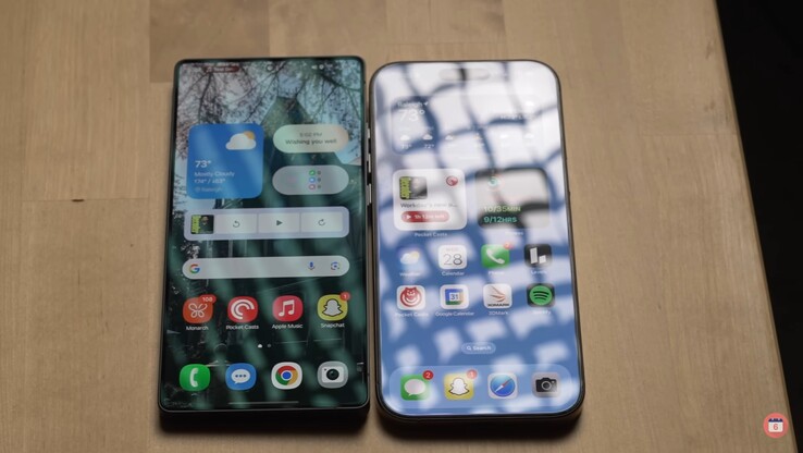 Galaxy S25 Ultra 与 iPhone 16 Pro Max 显示屏反射率对比。(图片来源：YouTube 上的 6 个月后）