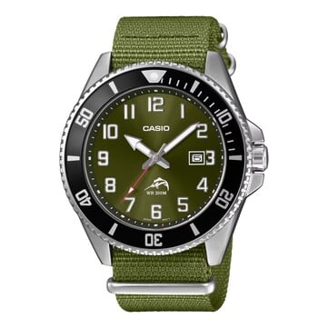 Casio Duro MDV106C-3AV 潜水腕表,配备橄榄绿色太阳纹表盘、醒目的阿拉伯数字时标、黑色表圈、不锈钢表壳及同色绿色织物表带。