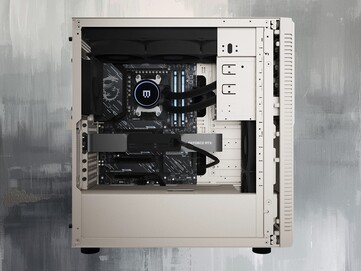 图为搭载 RTX 5090 的 Maingear Retro98 预制游戏 PC（图片来源：Maingear 公关，有删减）