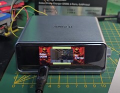Anker Prime 快速充电器的续航能力相当不错，这并不令人意外。(图片来源：Aaron Christophel via YouTube）