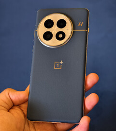 OnePlus 13 可能会在全球范围内发售，机身表面为迷人的蓝色。(图片来源：@sondesix）
