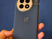 OnePlus 13 可能会在全球范围内发售，机身表面为迷人的蓝色。(图片来源：@sondesix）