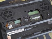 Raider 16 HX Max 底部子面板已拆下，露出 SODIMM 和 SSD 插槽