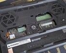Raider 16 HX Max 底部子面板已拆下,露出 SODIMM 和 SSD 插槽