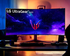 UltraGear 45GR95QE是首批大型、弯曲、240 Hz和OLED游戏显示器之一。(图片来源：LG)