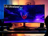 UltraGear 45GR95QE是首批大型、弯曲、240 Hz和OLED游戏显示器之一。(图片来源：LG)