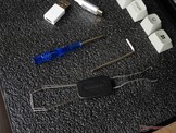 Keychron 包括螺丝刀、内六角扳手、键帽和开关拔出器。 