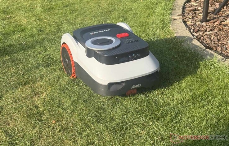 Navimow i210 LiDAR Pro 正在工作