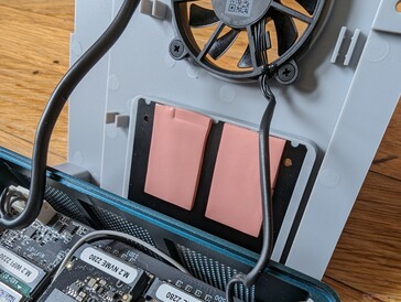 每个SSD插槽都有自己的散热垫，连接到风扇支架上的一个较大的散热器上。
