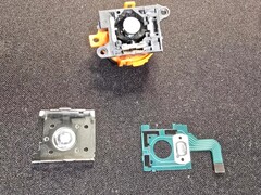 任天堂 Switch 2 Joy-Con 2 拆解图，显示模拟摇杆的组件。(图片来源：Reddit 上的 moshi_yo）