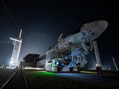 猎鹰 9 号火箭将 SpaceX 的龙飞船送往发射台（图片来源：SpaceX）