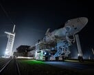 猎鹰 9 号火箭将 SpaceX 的龙飞船送往发射台（图片来源：SpaceX）