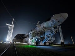 猎鹰 9 号火箭将 SpaceX 的龙飞船送往发射台（图片来源：SpaceX）
