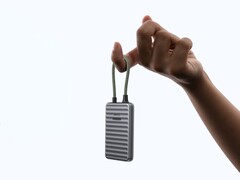 Ugreen NeoDrive Go 有卡片大小，和 AirPods Pro 一样轻巧。