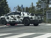 最终生产版本的Cybertruck被发现穿上了迷彩服，尽管反正没有留下多少想象空间。(图片来源：Twitter上的@ya78756632)