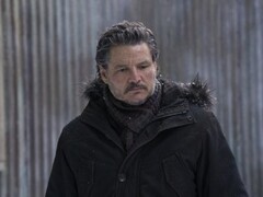 图为佩德罗-帕斯卡在《最后的我们》第二季预告图中（图片来源：华纳兄弟探索频道）