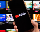 装有 YouTube 应用程序的智能手机。(图片来源：noyb）