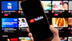 装有 YouTube 应用程序的智能手机。(图片来源：noyb）