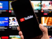 装有 YouTube 应用程序的智能手机。(图片来源：noyb）