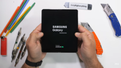 Z Fold5 预弯曲测试。(来源:JerryRigEverything via YouTube)