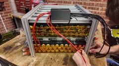 用吸管电池制成的电池组图片（图片来源：Chris Doel，截图）