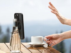 Anker MagGo 带支架的磁性保护套适用于不同型号的 iPhone 13/14/15。(图片来源:Anker)