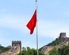 以长城为背景的中国国旗