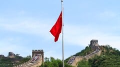 以长城为背景的中国国旗
