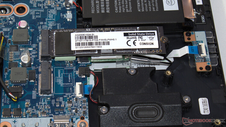 电脑可容纳两个 PCIe 4 固态硬盘